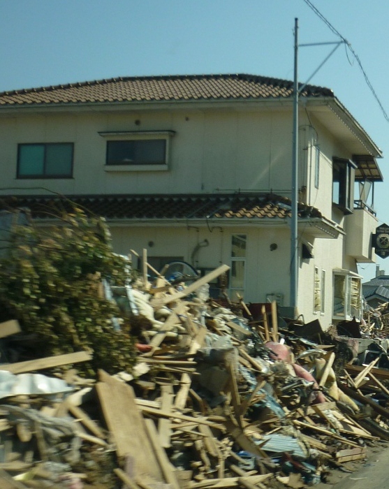 Iwaki (瓦礫と家)