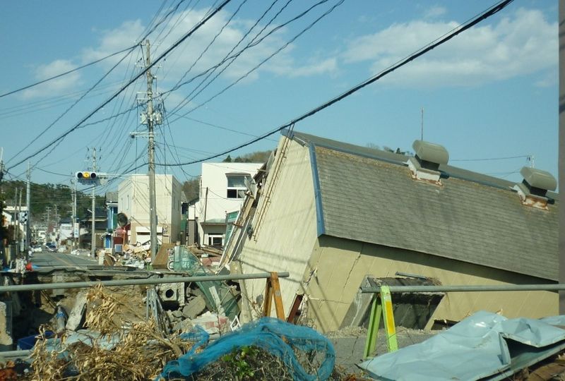 Iwaki (傾いた家)